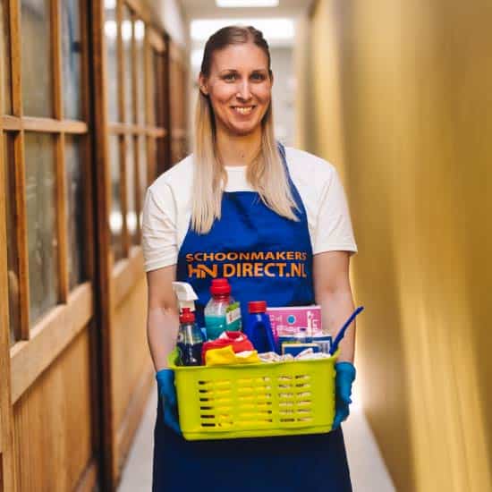 Schoonmaakster met poetsspullen schoonmakersdirect.nl